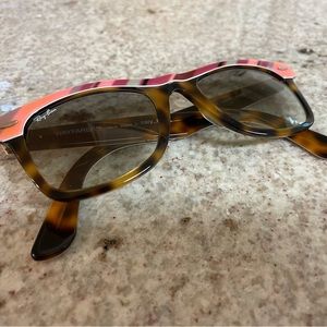 Funky Ray-Ban tortoiseshell sunglasses with pink stripes